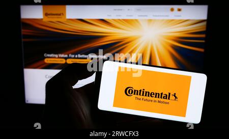 Person, die ein Smartphone mit dem Logo des deutschen Automobilherstellers Continental AG auf dem Bildschirm vor der Website hält. Konzentrieren Sie sich auf das Display des Telefons. Stockfoto