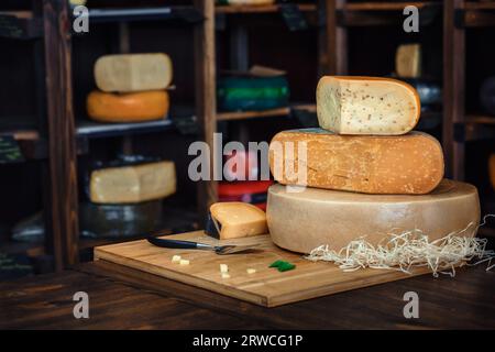 Käseschneider, viele Käseköpfe, Käse im Inneren, Käsestücke Stockfoto