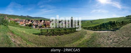 Hunawihr, Frankreich - 09 04 2023: Elsässischer Weinberg. Blick auf die Weinberge auf dem Hügel und das Dorf darunter Stockfoto