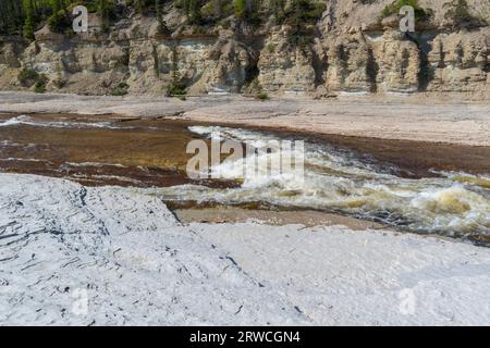 Der Trout River durchschneidet eine wunderschöne Flussschlucht in den Northwest Territories, Kanada Stockfoto