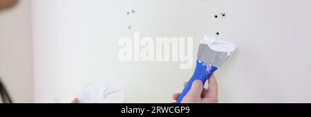 Arbeiter oder Handwerker mit Spachtelmesser Putzwand. Stockfoto