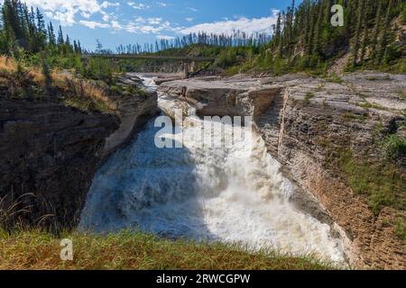 Der Trout River durchschneidet eine wunderschöne Flussschlucht in den Northwest Territories, Kanada Stockfoto