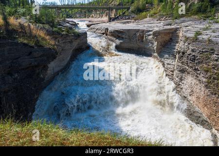 Der Trout River durchschneidet eine wunderschöne Flussschlucht in den Northwest Territories, Kanada Stockfoto