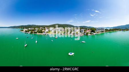 Luftaufnahme des berühmten touristischen Ortes Poertschach am Worthersee in Kärnten, Südösterreich im Sommer. Stockfoto