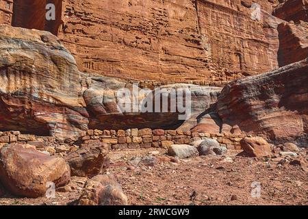 Nahaufnahme der Sandsteinfelsen während des Tages in der Siq-Schlucht, Petra, Jordanien Stockfoto