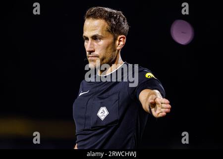 Oss, Niederlande. September 2023. OSS, NIEDERLANDE - 18. SEPTEMBER: Schiedsrichter Martin Perez während des niederländischen Keuken Kampioen Divisie-Spiels zwischen TOP Oss und FC Dordrecht im Frans Heesen Stadion am 18. September 2023 in Oss, Niederlande. (Foto: Broer van den Boom/Orange Pictures) Credit: Orange Pics BV/Alamy Live News Stockfoto