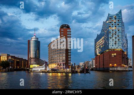 Blick auf den Hamburger Hafen bei Nacht mit drei modernen Turmgebäuden einschließlich der Elbphilharmonie. Foto aufgenommen am 10. Juni 2023 in der Freien und Hansestadt Stockfoto