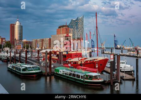 Blick auf den Hamburger Hafen mit dem Roten Schiff oder dem Feuerschiff, das in ein schwimmendes Restaurant verwandelt wurde. Foto aufgenommen am 10. Juni 2023 in The Free and H Stockfoto