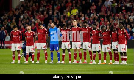 Nottingham, Großbritannien. September 2023. Die Spieler des Nottingham Forest stehen für eine Minute still, um sich an die Trudges in Morrocco und Libyen während des Spiels der Premier League auf dem City Ground in Nottingham zu erinnern. Das Bild sollte lauten: Andrew Yates/Sportimage Credit: Sportimage Ltd/Alamy Live News Stockfoto