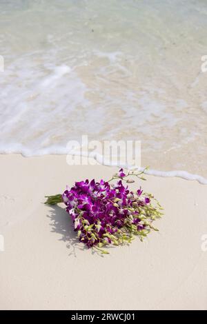 Wunderschöner Brautstrauß am Strand der Malediven Stockfoto