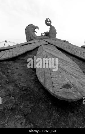 KOLLAM, KERALA, INDIEN - 7. JANUAR 2021: Skulptur von Jatayu, einem göttlichen Vogel Stockfoto