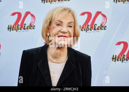 Hamburg, Deutschland. September 2023. Dagmar Berghoff, ehemalige Tagesschau-Ankerin, kommt 20 Jahre lang zur Geburtstagsgala des Musicals „heiße Ecke“ in Schmidts Tivoli. Quelle: Georg Wendt/dpa/Alamy Live News Stockfoto