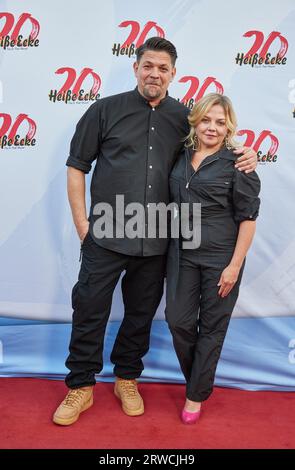 Hamburg, Deutschland. September 2023. Tim Mälzer, Küchenchef, und Annett Louisan, Sängerin, kommen 20 Jahre lang zur Geburtstagsgala des Musicals „heiße Ecke“ im Schmidts Tivoli. Quelle: Georg Wendt/dpa/Alamy Live News Stockfoto