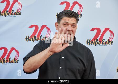 Hamburg, Deutschland. September 2023. Tim Mälzer, Küchenchef, kommt 20 Jahre lang zur Geburtstagsgala des Musicals „heiße Ecke“ in Schmidts Tivoli. Quelle: Georg Wendt/dpa/Alamy Live News Stockfoto