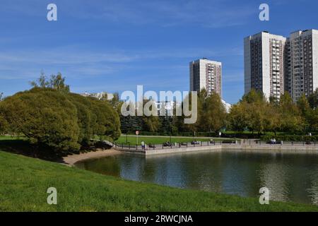 Moskau, Russland – 17. September. 2023. Böschung des Michailowski-Teichs im Zelenograd Stockfoto