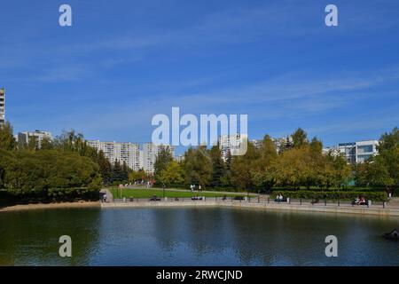 Moskau, Russland – 17. September. 2023. Böschung des Michailowski-Teichs im Zelenograd Stockfoto