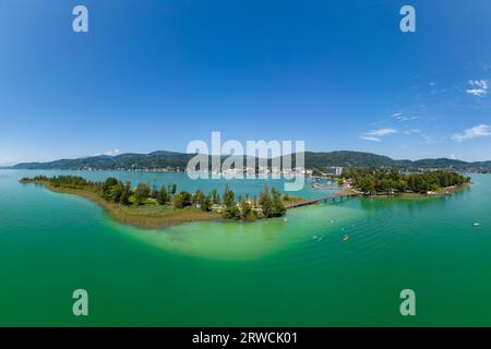 Wörthersee bei Pörtschach in Kärnten. Luftaufnahme des berühmten touristischen Reiseziels in Südösterreich. Stockfoto