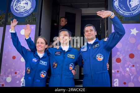 Baikonur, Kasachstan. 15. September 2023. Von links nach rechts: NASA-Astronaut Loral O'Hara, Roscosmos-Kosmonauten Oleg Kononenko und Nikolai Chub verlassen das Cosmonaut Hotel, um sich für den Start an Bord der russischen Sojus MS-24 am Baikonur Cosmodrome am 15. September 2023 in Baikonur, Kasachstan, anzuziehen. Die 70 Besatzungsmitglieder Loral O’Hara und die Kosmonauten Oleg Kononenko und Nikolai Chub aus Roscosmos fahren zur Internationalen Raumstation. Quelle: Bill Ingalls/NASA/Alamy Live News Stockfoto