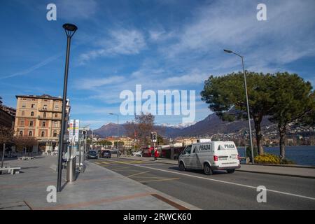 Lugano Schweiz, 21. Januar 2023: Die Straße entlang des Luganer Sees im Luganer Tessin Schweiz. Stockfoto