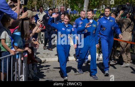 Baikonur, Kasachstan. 15. September 2023. Von links nach rechts: NASA-Astronaut Loral O'Hara, Roscosmos-Kosmonauten Oleg Kononenko und Nikolai Chub verlassen das Cosmonaut Hotel, um sich für den Start an Bord der russischen Sojus MS-24 am Baikonur Cosmodrome am 15. September 2023 in Baikonur, Kasachstan, anzuziehen. Die 70 Besatzungsmitglieder Loral O’Hara und die Kosmonauten Oleg Kononenko und Nikolai Chub aus Roscosmos fahren zur Internationalen Raumstation. Quelle: Bill Ingalls/NASA/Alamy Live News Stockfoto