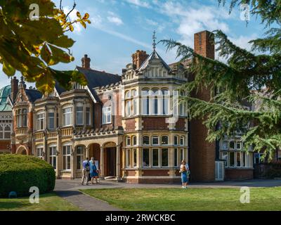 Der Eingang zum Herrenhaus Bletchley Park. Bekannt als „Station X“, war Bletchley Park die Heimat der Code-Breakers Alistair Denniston, Alan Turing, Gor Stockfoto