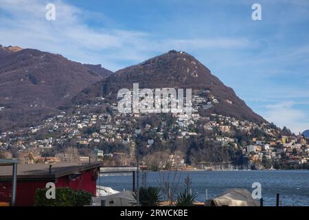 Lugano Schweiz, 21. Januar 2023: Blick auf die Stadt Lugano, das Tessin, die Schweiz und die Seepromenade des Luganer Sees. Stockfoto