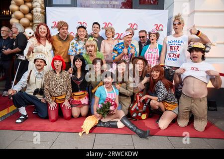 Hamburg, Deutschland. September 2023. Das Ensemble kommt zur 20-jährigen Geburtstagsgala des Musicals „heiße Ecke“ in Schmidts Tivoli. Quelle: Georg Wendt/dpa/Alamy Live News Stockfoto