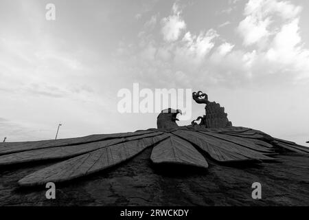 KOLLAM, KERALA, INDIEN - 7. JANUAR 2021: Skulptur von Jatayu, einem göttlichen Vogel Stockfoto