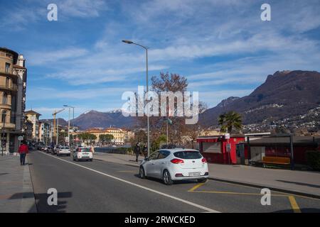 Lugano Schweiz, 21. Januar 2023: Die Straße entlang des Luganer Sees im Luganer Tessin Schweiz. Stockfoto