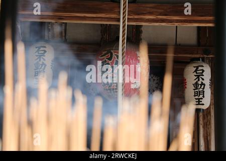 Weihrauch in einem japanischen Tempel Stockfoto