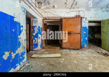 Bombenschutzbau der Zivilverteidigung. Große gepanzerte, schlagfeste Türen mit Ventil. Stockfoto