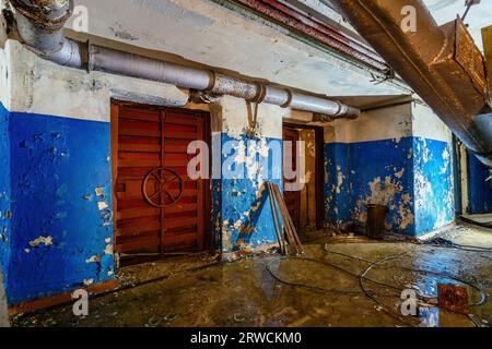 Bombenschutzbau der Zivilverteidigung. Große gepanzerte, schlagfeste Türen mit Ventil. Stockfoto