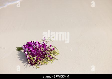 Wunderschöner Brautstrauß am Strand der Malediven Stockfoto