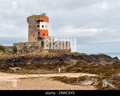 Ein Küstenturm mit herrlicher Aussicht, der Turm ist auf vier Ebenen verteilt, mit einer großen Terrasse im Erdgeschoss und einer Dachterrasse. Stockfoto