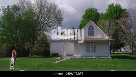 Das vom Künstler Grant Wood bekannte gotische Haus aus Amerika wurde an einem perfekten Frühlingnachmittag in Iowa gesehen. Stockfoto