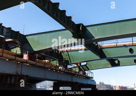 Eine Brücke über die Newa wird derzeit in Sankt Petersburg wiederaufgebaut Stockfoto