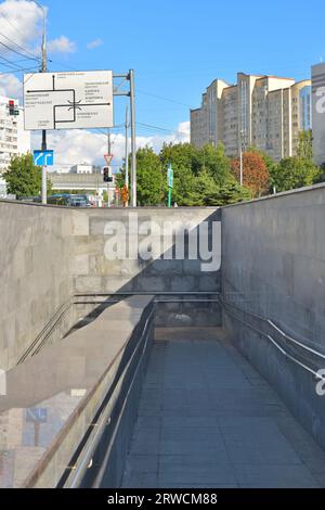 Moskau, Russland - Juli 30. 2023. Abfahrt in die moderne Fußgängerunterführung in Zelenograd Stockfoto