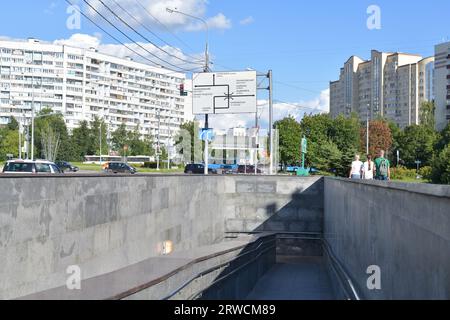 Moskau, Russland - Juli 30. 2023. Abfahrt in die moderne Fußgängerunterführung in Zelenograd Stockfoto