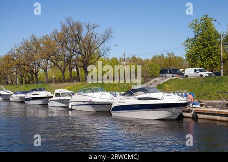 An einem sonnigen Tag legen Motorboote entlang des Ufers in Sankt Petersburg an Stockfoto