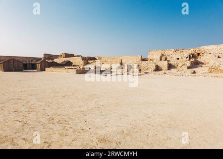 Alte Steinmauern von Qal'at al-Bahrain, einer bahrainischen Festung aus dem Jahr 2300 v. Chr., die im 16. Jahrhundert von den Portugiesen aufgegeben wurde Stockfoto