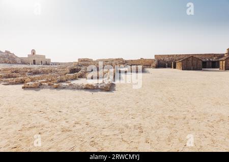 Alte Steinmauern von Qal'at al-Bahrain, einer bahrainischen Festung aus dem Jahr 2300 v. Chr., die im 16. Jahrhundert von den Portugiesen aufgegeben wurde Stockfoto