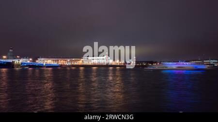 Nächtliche Stadtlandschaft von Sankt Petersburg, Russland. Panorama des Newa-Flusses mit Straßenlaternen Stockfoto