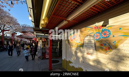 Das malerische Viertel des Sensoji-Tempels in Asakusa während der Kirschblüten-Saison, Tokyo JP Stockfoto