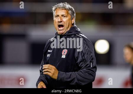 Oss, Niederlande. September 2023. OSS, NIEDERLANDE - 18. SEPTEMBER: Cheftrainer Ruud Brood von TOP Oss während des niederländischen Keuken Kampioen Divisie-Spiels zwischen TOP Oss und FC Dordrecht im Frans Heesen Stadion am 18. September 2023 in Oss, Niederlande. (Foto: Broer van den Boom/Orange Pictures) Credit: Orange Pics BV/Alamy Live News Stockfoto