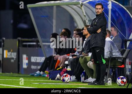 Eindhoven, Niederlande. September 2023. EINDHOVEN, NIEDERLANDE - 18. SEPTEMBER: Viertes offizielles Haico Michielsen während des niederländischen Keuken Kampioen Divisie-Spiels zwischen dem FC Eindhoven und ADO den Haag beim Jan Louwersstadion am 18. September 2023 in Eindhoven, Niederlande. (Foto: Joris Verwijst/Orange Pictures) Credit: Orange Pics BV/Alamy Live News Stockfoto