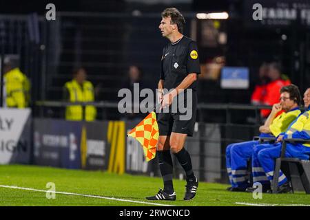 Eindhoven, Niederlande. September 2023. EINDHOVEN, NIEDERLANDE - 18. SEPTEMBER: Stellvertretender Schiedsrichter Bas van Dongen während des Keuken Kampioen Divisie-Spiels zwischen dem FC Eindhoven und ADO den Haag beim Jan Louwersstadion am 18. September 2023 in Eindhoven, Niederlande. (Foto: Joris Verwijst/Orange Pictures) Credit: Orange Pics BV/Alamy Live News Stockfoto