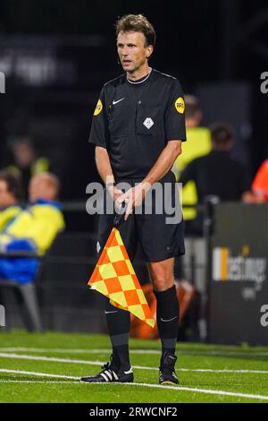 Eindhoven, Niederlande. September 2023. EINDHOVEN, NIEDERLANDE - 18. SEPTEMBER: Stellvertretender Schiedsrichter Bas van Dongen während des Keuken Kampioen Divisie-Spiels zwischen dem FC Eindhoven und ADO den Haag beim Jan Louwersstadion am 18. September 2023 in Eindhoven, Niederlande. (Foto: Joris Verwijst/Orange Pictures) Credit: Orange Pics BV/Alamy Live News Stockfoto