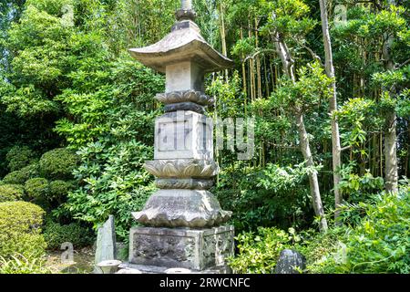 Die japanisch-buddhistische Pagode nannte einen Gorinto in den Gärten des Rinko-JI-Zen-Buddhismus-Tempels im Bezirk Yanaka, Taito City, Tokio, Japan. Der Rinzai Zen-Tempel wurde 1681 erbaut. Stockfoto