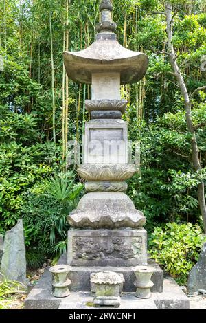 Die japanisch-buddhistische Pagode nannte einen Gorinto in den Gärten des Rinko-JI-Zen-Buddhismus-Tempels im Bezirk Yanaka, Taito City, Tokio, Japan. Der Rinzai Zen-Tempel wurde 1681 erbaut. Stockfoto