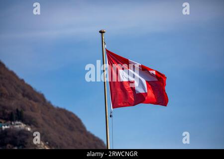 Lugano, Schweiz, 21. Januar 2023: Schweizer Flagge in Lugano am Luganer See, Schweiz. Stockfoto